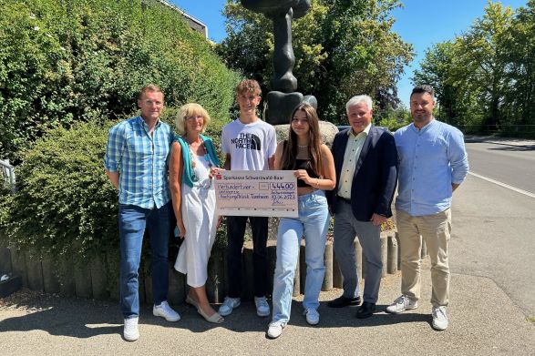 Juniorenfirma übergibt Spenden